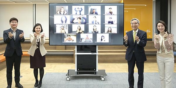  윤종규 KB금융 회장(오른쪽에서 두번째)가 KB금융그룹 ‘e-타운홀미팅’ 후 직원들과 기념사진을 촬영하고 있다. / KB금융