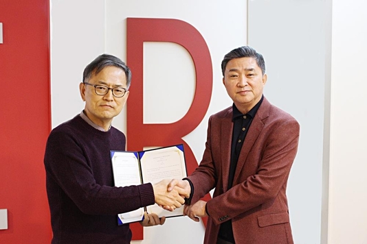 황철증 자오스모터스 대표(왼쪽)과 김영환 인공지능연구원장 / 자오스모터스