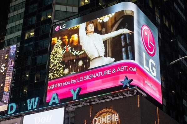 미국 뉴욕 맨해튼 타임스스퀘어에 있는 LG 전광판에서 ‘호두까기 인형’ 하이라이트 영상이 나오는 모습 / LG전자