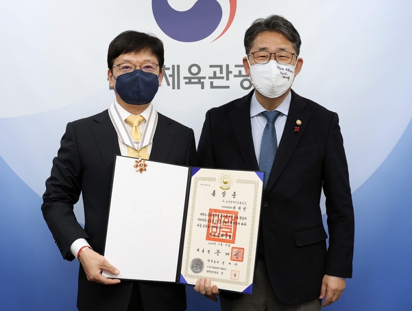 권혁빈 스마일게이트 의장(왼쪽), 박양우 문화체육관광부 장관 / 스마일게이트