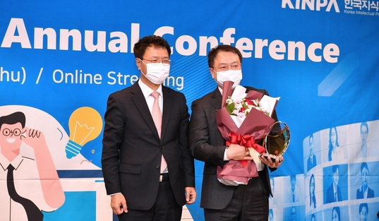 최준우 현대모비스 준법/지식재산실장 상무(오른쪽)가 김용래 특허청장으로부터 산업통상자원부장관상을 수상했다. / 현대모비스