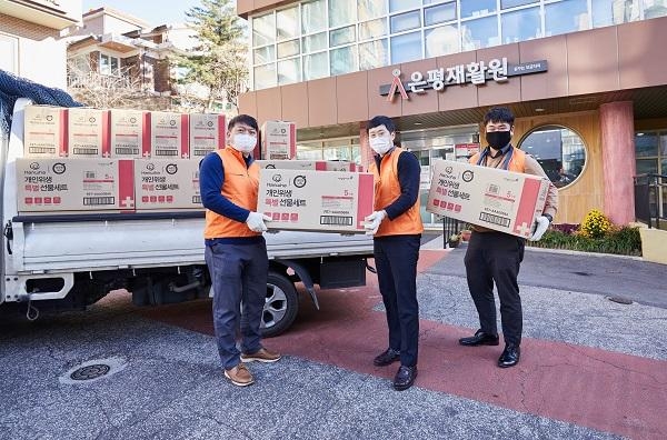 8일 오후 한화건설 봉사단이 서울 은평재활원에 방역물품을 전달하는 모습/ 한화