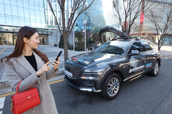 LG유플러스 모델이 서울시 상암 5G 자율주행 시범지구에서 모바일 앱으로 5G 자율주행차 'A1(에이원)'을 인근 주차장으로 보내는 모습 / LG유플러스