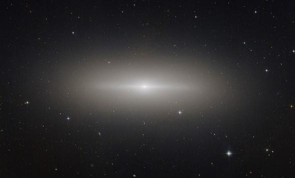 태양 질량보다 10억배 무거운 초거대 블랙홀 ‘Caldwell 53’ / NASA