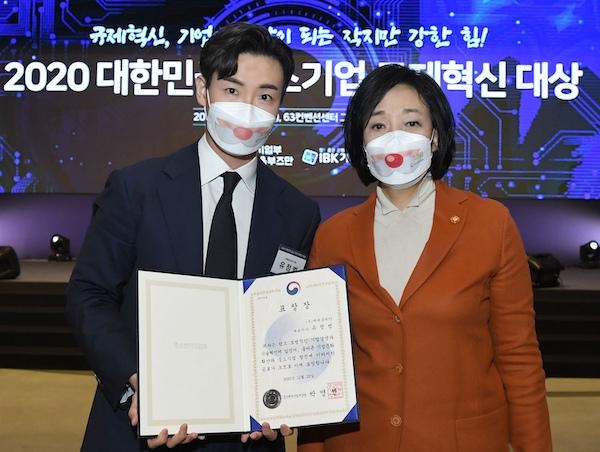 유정범 메쉬코리아 대표(왼쪽), 박영선 중소벤처기업부 장관. / 메쉬코리아