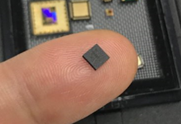 IoT 단말용 초소형 양자보안칩을 검지 손가락에 올려놓은 모습. / LG유플러스