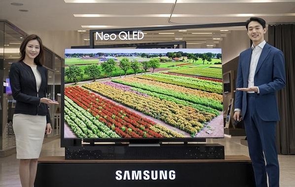삼성전자 모델이 수원 삼성 디지털시티에서 2021년 신제품 네오 QLED TV를 소개하고 있다. / 삼성전자