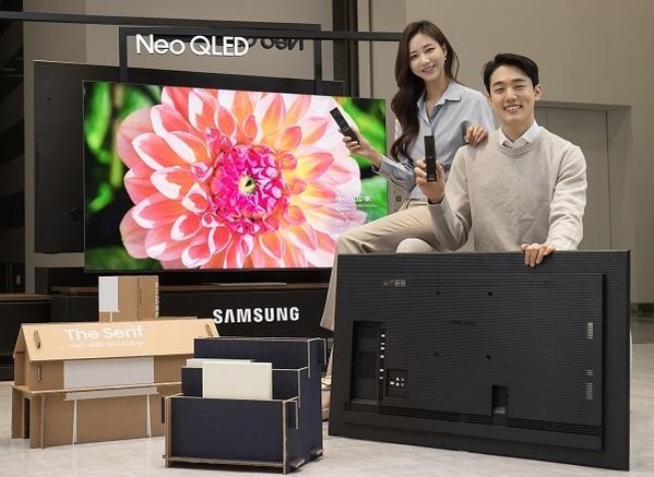 삼성전자 모델이 수원 삼성 디지털시티에서 2021년 신제품 Neo QLED TV와 새롭게 적용된 솔라셀 리모컨, 에코 패키지를 소개하고 있다. / 삼성전자
