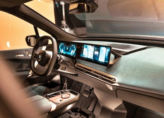 BMW 신규 i드라이브 시스템과 신형 디스플레이 / BMW