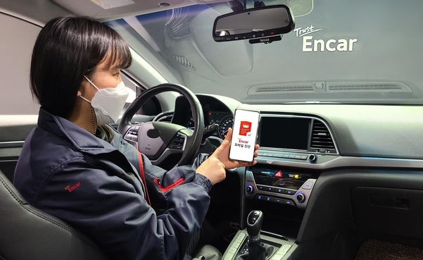 엔카닷컴 직원이 AI 기반 차량정보등록 솔루션 ‘모바일진단' 서비스를 이용하는 모습 / 엔카닷컴