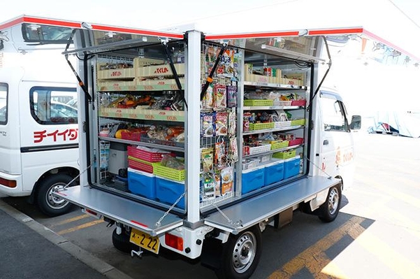 소형 트럭으로 주택가를 찾아 다니며 제품을 판매하는 토쿠시마루의 차량 모습 / 토쿠시마루