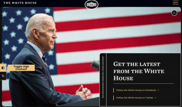 다크모드와 큰 글씨로 설정을 바꾼 화면 / 미국 백악관 홈페이지 갈무리