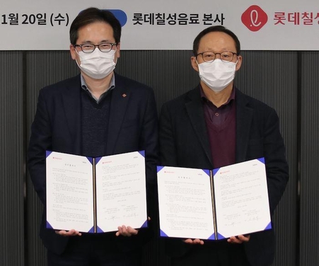 박윤기 롯데칠성음료 대표(왼쪽), 지근억 비피도 대표. / 롯데칠성음료