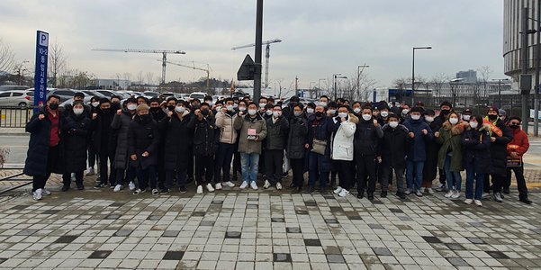 21일, 서울 세종시 보건복지부 앞 시위에 참여한 PC방 점주들이 기념 사진을 촬영하고 있다. / 오시영 기자