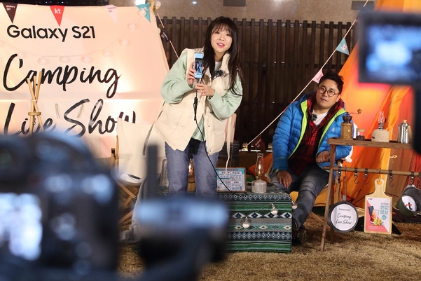 먹방 BJ 쯔양(왼쪽)과 방송인 박권이 이색적인 캠핑 먹방 콘셉트로 행사를 진행하는 모습 / KT