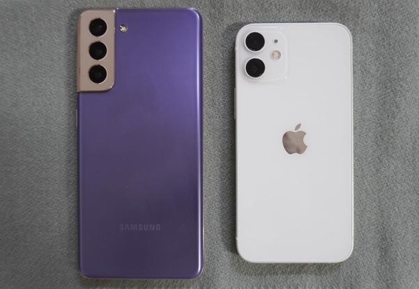 팬텀바이올렛 색상의 갤럭시S21(왼쪽)과 화이트 색상의 아이폰12미니 / 김평화 기자