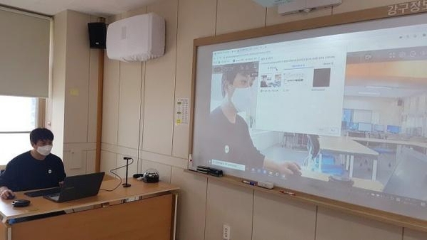 강구정보고등학교에서 ‘리모트미팅’을 활용한 온오프라인 혼합형 교육을 시연하는 모습 / 알서포트