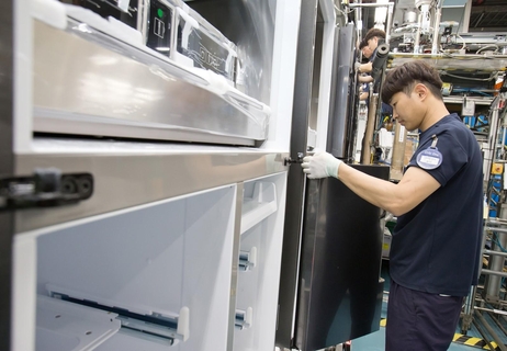 삼성전자 직원이 광주사업장 생활가전 생산라인에서 냉장고를 생산하고 있다. / 삼성전자