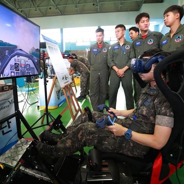 공군 스마트비행단에서 HTC 바이브 프로 풀킷 기반 VR 비행시뮬레이터를 시연중인 모습 / 제이씨현