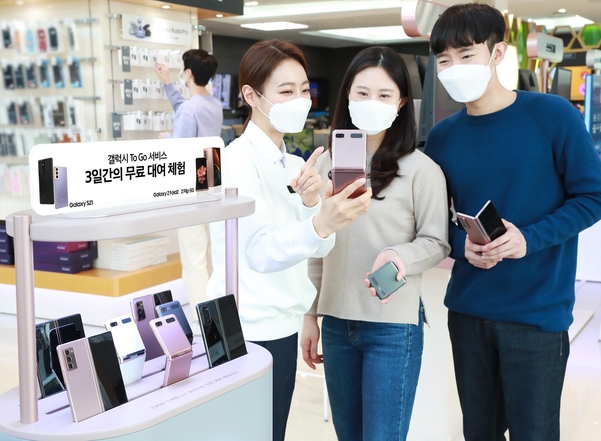 서울 강남구 삼성 디지털프라자 도곡점을 찾은 소비자가 갤럭시 팬큐레이터에게 갤럭시 투 고 서비스를 안내받고 있다. / 삼성전자