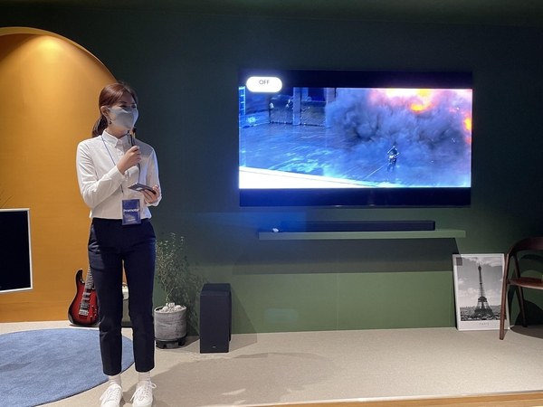 삼성전자 직원이 네오 QLED TV와 사운드바를 연동한 Q심포니 기능으로 입체감 있는 사운드를 들을 수 있다고 설명하고 있다. / 김평화 기자
