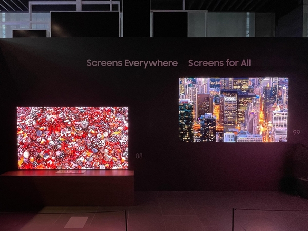 삼성 딜라이트 1층 행사장에 전시된 88인치(왼쪽), 99인치 마이크로 LED TV 제품 / 김평화 기자