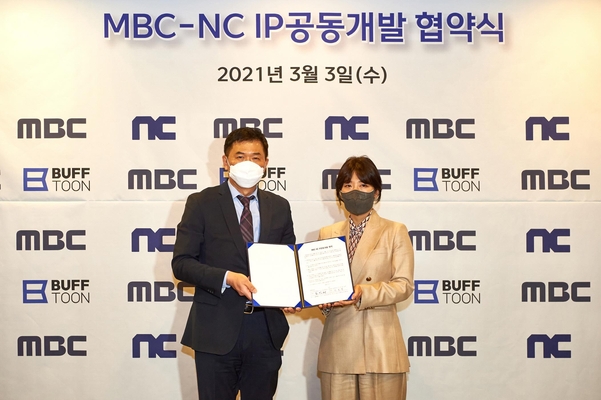 MBC 도인태 미디어전략본부장(왼쪽), 엔씨 민보영 컨텐츠사업부센터장 / 엔씨소프트