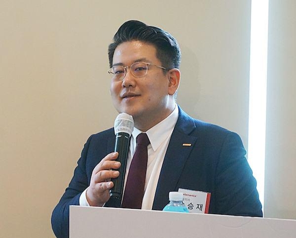 송승재 라이프시맨틱스 대표가 기자간담회에서 코스닥 상장 이후 계획에 대해 설명 중이다. /라이프시맨틱스