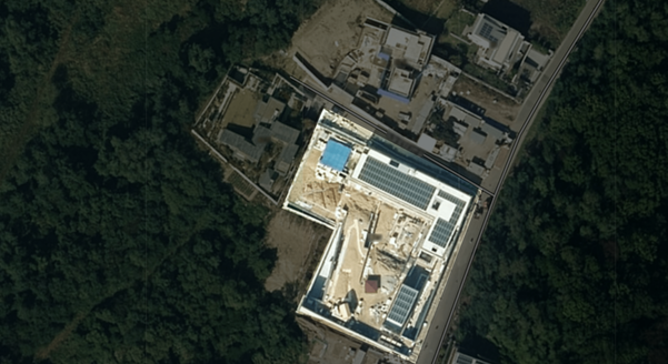 위성사진과 정문을 통해 일부 모습을 확인할 수 있는 김범수 카카오 의장 자택/ 네이버 지도·IT조선