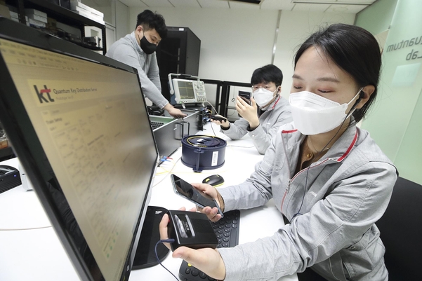 서울 서초구 KT연구개발센터에서 연구원이 양자암호 비화통신 기술을 시연하는 모습 / KT