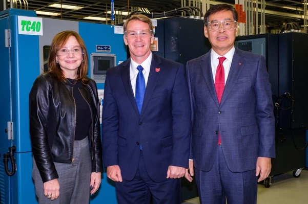 왼쪽부터 메리 바라 GM 회장, 존 휴스티드 오하이오주 부주지사, 신학철 LG화학 CEO가 2019년 12월 5일 만난 모습 / LG화학