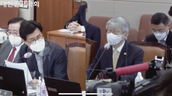 김영식 의원(왼쪽)이 최기영 장관에게 질의하고 있다. / 국회 인터넷의사중계시스템