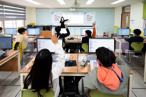삼성 주니어 SW 아카데미를 운영하는 충청북도 괴산명덕초등학교에서 AI 수업이 진행되고 있다. / 삼성전자