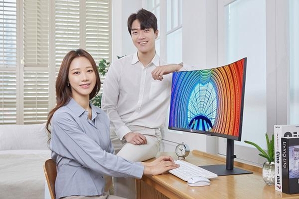 삼성전자 모델이 서울 소재의 한 스튜디오에서 신제품 고해상도 모니터(S65UA)를 소개하고 있다. / 삼성전자