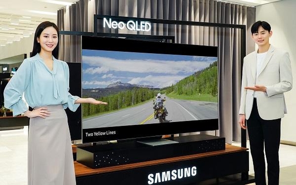 삼성전자 모델이 영화 '투 옐로우 라인' 예고편을 8K 화질로 감상할 수 있는 네오 QLED TV를 소개하고 있다. / 삼성전자