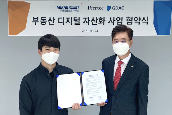 한승환 피어테크 대표(왼쪽)와 박종호 미래에셋펀드서비스 대표가 협약식에서 기념사진을 촬영했다. / 피어테크