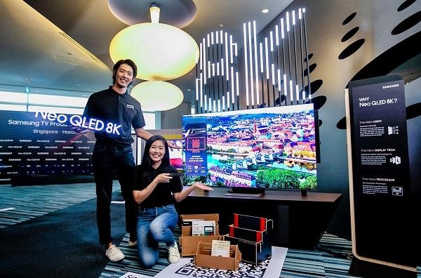 싱가포르의 대형 상업지구 메이플트리 비즈니스시티에 마련된 '2021년 삼성전자 TV 신제품' 행사장에서 삼성전자 모델들이 '네오 QLED' 신제품을 소개하고 있다. / 삼성전자