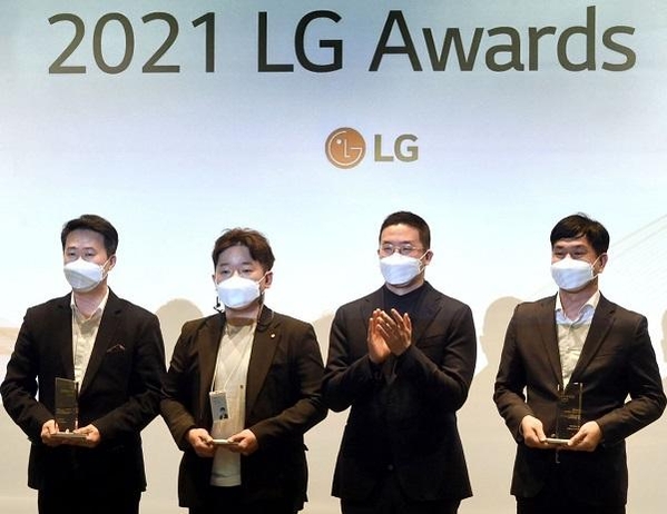 30일 오후 서울 마곡 LG사이언스파크에서 개최한 'LG 어워즈'에서 구광모 LG 대표가 일등LG상 수상자들과 기념 촬영을 하고 있다. / LG