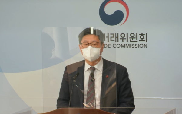 김재신 공정위 부위원장이 1월 21일 열린 ‘2021년 공정위 업무계획’ 관련 브리핑에서 연내 내부거래 자율규제 기준을 만들겠다고 발표하는 모습 / 공정위