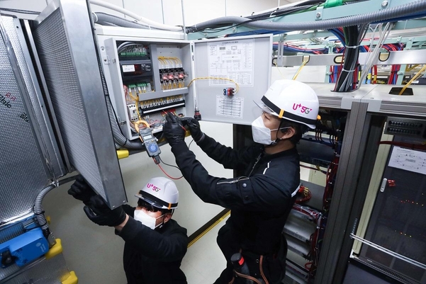 LG유플러스 협력 업체 직원이 서울 마곡국사에 구축된 외기냉방 시스템을 점검하고 있다. / LG유플러스