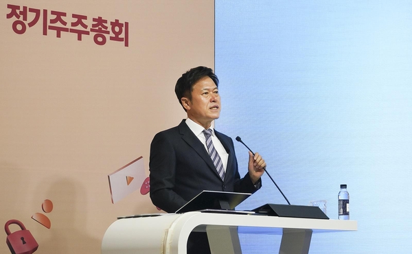 박정호 SK텔레콤 사장이 3월 열린 정기 주총에서 올해 사업 전략을 소개하고 있다. / SK텔레콤