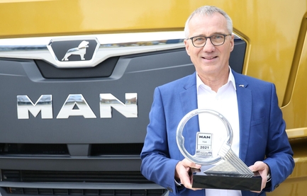 2021년 MAN TGX 트랙터의 올해의 트럭 선정을 기념하고있는 안드레아스 토스트만 만트럭버스 CEO / 만트럭버스