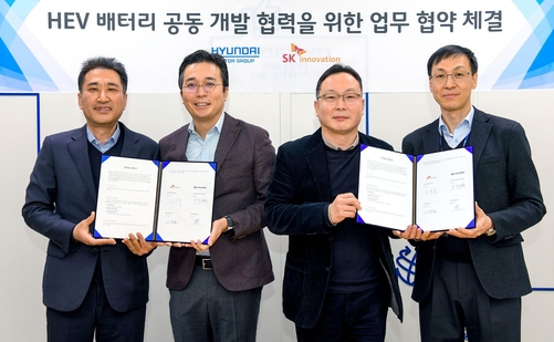 왼쪽부터 최우석 현대차·기아 전동화개발센터 상무·김유석 SK이노베이션