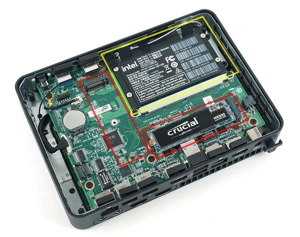 내부는 2개의 교체 가능한 M.2 SSD(빨간색 네모)와 ‘컴퓨트 엘리먼트’ 카드(노란색 네모)’로 구성됐다. / 최용석 기자