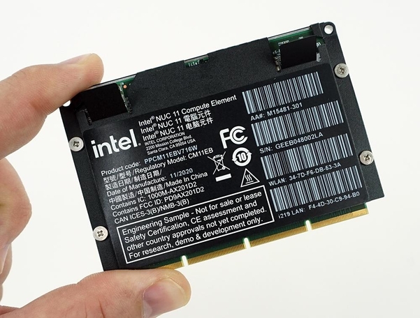 CPU와 메모리, 무선 네트워크 카드를 통합한 ‘인텔 NUC 11 컴퓨트 엘리먼트’ 카드 / 최용석 기자
