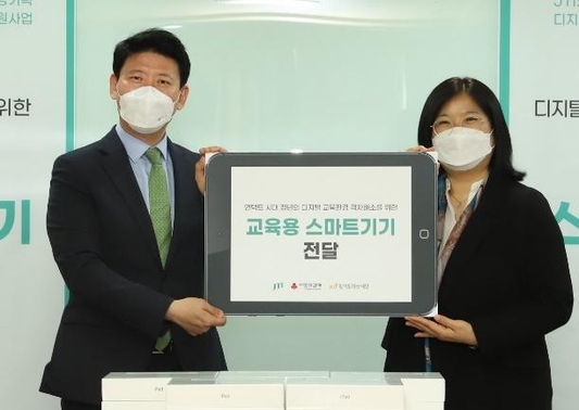 정경일 JTI코리아 전무(왼쪽), 박지영 함께일하는재단 사무국장. / JTI코리아