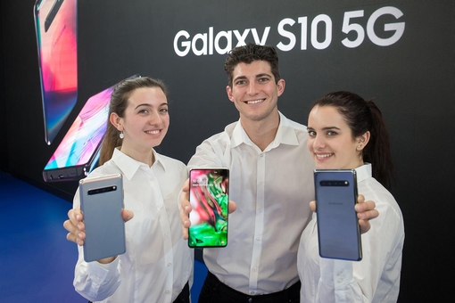 MWC 2019에 참가한 삼성전자 직원들이 최초 5G 스마트폰 ‘갤럭시 S10 5G’를 소개하는 모습 / 삼성전자