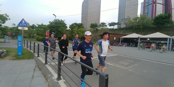 코로나19 이전 LG전자 사내 달리기 동호회 회원들이 달리는 모습. / LG전자 사내 달리기 동호회 제공
