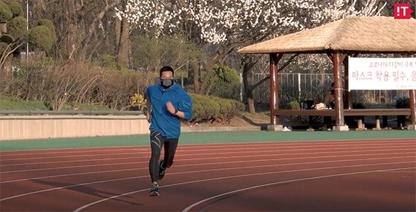 김승호 스타트런 코치가 직접 달리기 시범을 보이고 있다. / IT조선 유튜브 갈무리