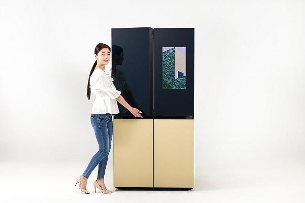 삼성전자 모델이 수원 삼성 디지털시티에서 신제품 '비스포크 냉장고 패밀리허브'를 소개하고 있다. / 삼성전자